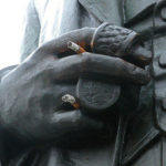 Carlos Gardel fumando de grupo en la Chacarita