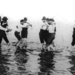 Hombres_bailando_tango_en_el_río,_1904